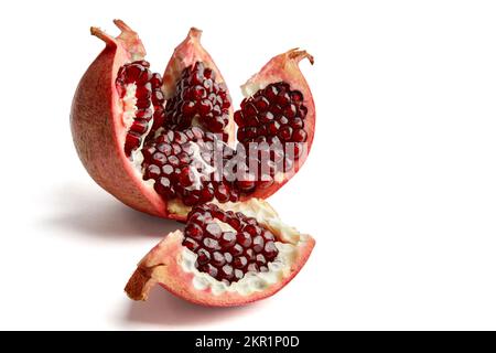 Melograno maturo splendidamente tagliato e rotto isolato su sfondo bianco Foto Stock