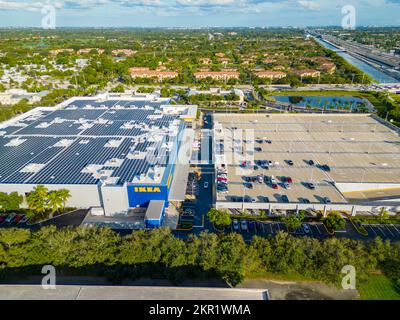 Sunrise, FL, USA - 27 novembre 2022: Foto aerea del drone di Ikea Sunrise FL USA Foto Stock