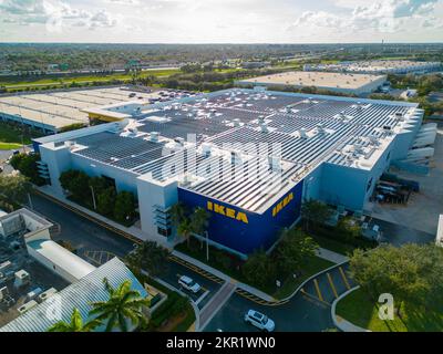 Sunrise, FL, USA - 27 novembre 2022: Foto aerea del drone di Ikea Sunrise FL USA Foto Stock