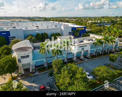 Sunrise, FL, USA - 27 novembre 2022: Foto aerea del drone di Pincho Burgers e Kebabs Restaurant Foto Stock