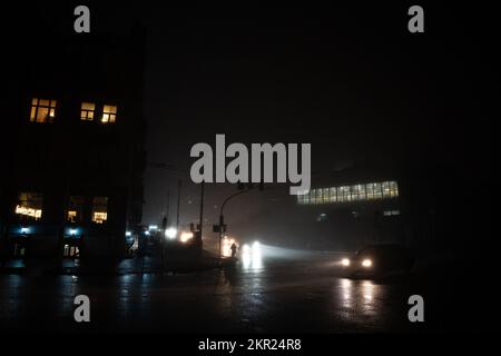 Kiev, Ucraina 11.24.2022: Città di Kiev nel blackout dopo attacco missilistico russo. Foto Stock