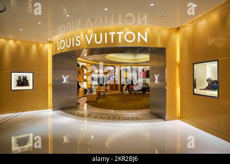 HONG KONG - CIRCA DICEMBRE, 2019: Louis Vuitton segno sopra l'ingresso al negozio al centro commerciale Elements a Hong Kong. Foto Stock