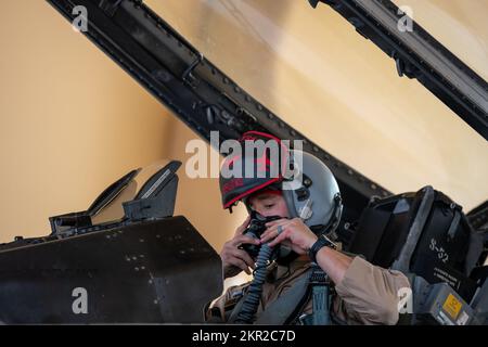 STATI UNITI Christopher Hartman, un pilota assegnato al 77th Expeditionary Fighter Squadron, dona il suo facemask in un F-16 Fighting Falcon prima della partenza per il Bahrain International Airshow (BIAS) 22, dalla base aerea del Principe Sultan, Regno dell'Arabia Saudita, 6 novembre 2022. BIAS, un evento biennale, è un'opportunità per rafforzare le relazioni militari-militari con partner regionali e promuovere gli obiettivi di sicurezza nazionali negli Stati Uniti Area di responsabilità del comando centrale. Foto Stock