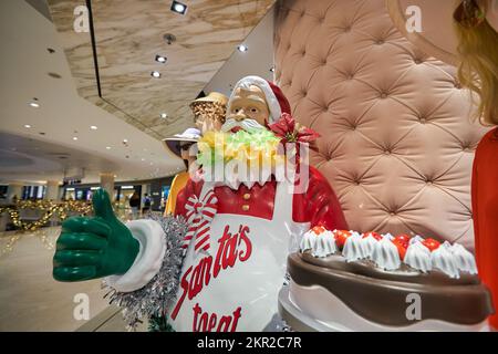 HONG KONG - CIRCA DICEMBRE 2019: Primo piano della statua di Babbo Natale a grandezza naturale in mostra al negozio Gucci al centro commerciale Elements di Hong Kong. Foto Stock