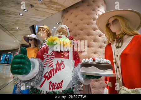 HONG KONG - CIRCA DICEMBRE 2019: Primo piano della statua di Babbo Natale a grandezza naturale in mostra al negozio Gucci al centro commerciale Elements di Hong Kong. Foto Stock