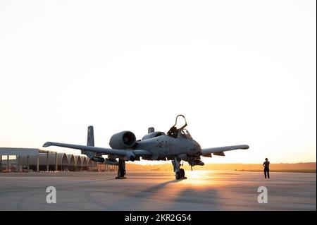 Un pilota Thunderbolt II A-10, assegnato allo Squadrone Figher 354th, e un Airman dello Squadron Fighter Generation 354th, comunicano prima di tassare per il decollo in un luogo di emergenza simluated durante l'esercizio Bushwhacker 22-07 sulla linea di volo presso la base congiunta Langley-Eustis, Virginia, 7 novembre 2022. Nel corso dell'esercizio, Airmen ha affrontato una varietà di scenari di formazione per accedere e rafforzare e rafforzare le competenze e la capacità di adattamento di Airmen multi-capacità a diversi ambienti. (STATI UNITI Foto dell'Aeronautica militare di Sgt. Kristine Legate) Foto Stock