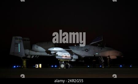 I militari dello Squadrone della 354th Fighter Generation, assegnati alla 355th Wing della Davis-Monthan Air Force base, Arizona, eseguono la manutenzione di routine su un A-10 Thunderbolt II in una posizione di emergenza simulata durante l'esercizio Bushwhacker 22-07 presso la Joint base Langley-Eustis, Virginia, 7 novembre 2022. Per questa iterazione di Bushwhacker, gli Airmen sono stati distribuiti in più sedi in Virginia e hanno mostrato la capacità di DM di realizzare il concetto di Lead Wing. (STATI UNITI Foto dell'Aeronautica militare di Sgt. Kristine Legate) Foto Stock