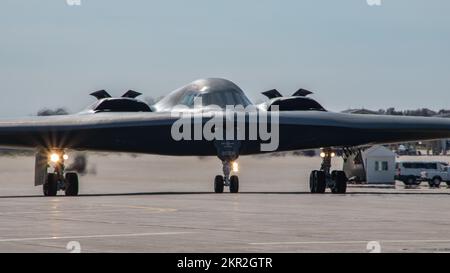 Un B-2 Spirit bombardiere stealth taxi per la pista durante l'esercizio Spirit Vigilance 23 presso Whiteman Air Force base, Missouri, 7 novembre 2022. Lo Spirito B-2 è un bombardiere multirole in grado di fornire munizioni convenzionali e nucleari. (STATI UNITI Foto della Guardia Nazionale aerea di Airman 1st Classe Phoenix Lietch) Foto Stock