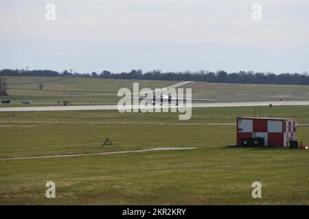 Un bombardiere stealth B-2 Spirit assegnato ai taxi della Bomb Wing 509th lungo la pista della Whiteman Air Force base, Missouri, 7 novembre 2022. Il B-2 ha partecipato a Spirit Vigilance, un esercizio di allenamento di routine progettato per testare la disponibilità dell’ala a condurre operazioni di deterrenza e combattimento. (STATI UNITI Air Force foto di Airman 1st Classe Hailey Farrell) Foto Stock