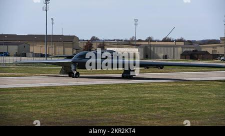 Un bombardiere stealth B-2 Spirit assegnato ai taxi della Bomb Wing 509th alla pista della Whiteman Air Force base, Missouri, 7 novembre 2022. Il B-2 ha partecipato a Spirit Vigilance, un esercizio di allenamento di routine progettato per testare la disponibilità dell’ala a condurre operazioni di deterrenza e combattimento. (STATI UNITI Air Force foto di Airman 1st Classe Hailey Farrell) Foto Stock