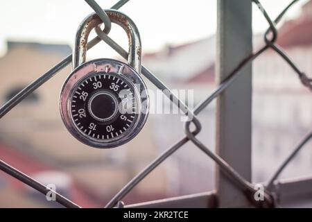 Lucchetto numerico chiuso su un cancello metallico come simbolo di un amore sconosciuto a Lisbona. Foto Stock