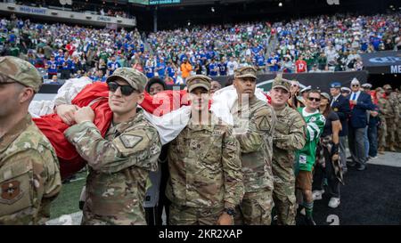 I soldati della Guardia Nazionale di New York detengono gli Stati Uniti Bandiera in preparazione allo srotolamento prima della partita dei jet contro le Buffalo Bills allo stadio MetLife di East Rutherford, N.J. 6th novembre 2022. (N.Y. Personale della Guardia Nazionale dell'esercito foto Sgt. Jonathan Pietrantoni) Foto Stock