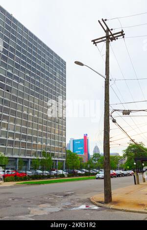 The Pavilion Apartments a Detroit, Michigan, USA, visto da Antietam Avenue. L'indirizzo ufficiale dell'edificio alto è 1 Lafayette Plaisance Foto Stock