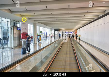 HONG KONG - CIRCA DICEMBRE 2019: Passaggio pedonale in movimento all'interno dell'Aeroporto Internazionale di Hong Kong. Foto Stock