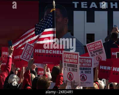 Toccoa, Georgia, Stati Uniti. 28th Nov 2022. Il candidato repubblicano al Senato Herschel Walker ha portato il suo sfrocato Warnock Tour nel nord-est della Georgia, esortando i suoi sostenitori a votare e a portare altri alle urne. (Credit Image: © sue Dorfman/ZUMA Press Wire) Credit: ZUMA Press, Inc./Alamy Live News Foto Stock