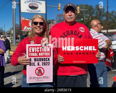 Toccoa, Georgia, Stati Uniti. 28th Nov 2022. Lisa e Larry Brannen sono venuti a sentire il loro candidato Herschel Walker rivolgersi ai suoi sostenitori. (Credit Image: © sue Dorfman/ZUMA Press Wire) Credit: ZUMA Press, Inc./Alamy Live News Foto Stock