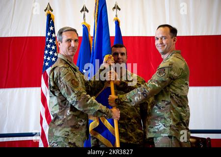 Il Gen. Bryan Radliff (a sinistra) e il col. Benjamin Harrison detengono una bandiera presso la base militare della Naval Air Station Joint Reserve base Fort Worth, Texas, novembre 6 2022. Benjamin Harrison prese il comando della 301st Fighter Wing dal col. Allen Duckworth. Foto Stock