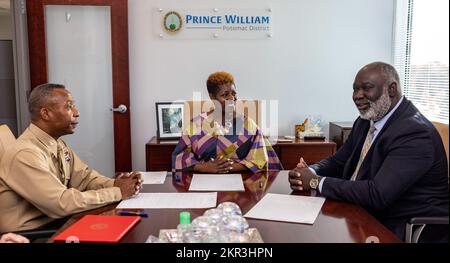Elijah Johnson, l'esecutivo di contea di recitazione per la contea del principe William, parla con gli Stati Uniti Il corpo Marino col. Michael L. Brooks, comandante di base della base del corpo Marino Quantico, e il Supervisore Andrea O. Bailey, il Supervisore Distrettuale di Potomac per la contea di Prince William, In occasione della firma della modifica dell'accordo intergovernativo di sostegno tra la base del corpo dei Marine Quantico e il Consiglio di Amministrazione della Contea di Prince William County presso l'ufficio distrettuale di Potomac a Dumfries, Virginia, il 7 novembre 2022. L’emendamento aumenterà i limiti di spesa di MCBQ, che consentiranno a MCBQ di continuare a fare acquisti Foto Stock