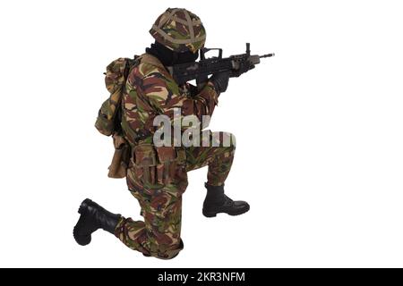 Fucile d'assalto dell'esercito britannico Soldier isolato su sfondo bianco Foto Stock