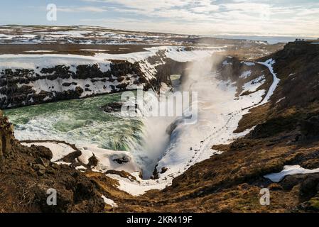 Vista panoramica della cascata di Gullfoss, che mostra le acque del fiume Hvítá che si tuffano nel suo palco inferiore in un crepaccio, Golden Circle Route, Islanda Foto Stock