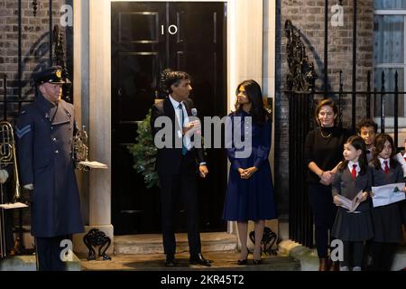 Londra, Regno Unito. 28th Nov 2022. Il primo ministro britannico Rishi Sunak e sua moglie Akshata Murthy, insieme alle famiglie ucraine e ai vincitori dei punti luce, accende le luci dell'albero di Natale a Downing Street, Londra, Regno Unito il 28th novembre 2022. Credit: SOPA Images Limited/Alamy Live News Foto Stock