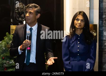 Londra, Regno Unito. 28th Nov 2022. Il primo ministro britannico Rishi Sunak e sua moglie Akshata Murthy, insieme alle famiglie ucraine e ai vincitori dei punti luce, accende le luci dell'albero di Natale a Downing Street, Londra, Regno Unito il 28th novembre 2022. Credit: SOPA Images Limited/Alamy Live News Foto Stock