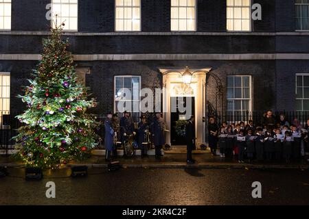 Londra, Regno Unito. 28th Nov 2022. Il primo ministro britannico Rishi Sunak e sua moglie Akshata Murthy, insieme alle famiglie ucraine e ai vincitori dei punti luce, accende le luci dell'albero di Natale a Downing Street, Londra, Regno Unito il 28th novembre 2022. (Foto di Tejas Sandhu/SOPA Images/Sipa USA) Credit: Sipa USA/Alamy Live News Foto Stock