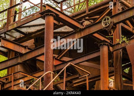 Immagine completa degli impianti minerari arrugginiti della miniera di visitatori Kleinenbremen, porta Westfalica, Germania Foto Stock