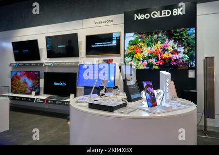 SAN PIETROBURGO, RUSSIA - CIRCA SETTEMBRE, 2022: Ripresa interna del negozio Samsung nel centro commerciale Galeria. Foto Stock