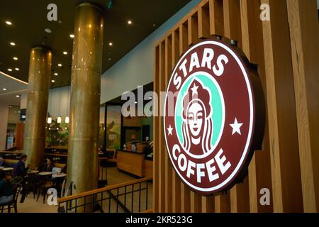 SAN PIETROBURGO, RUSSIA - CIRCA SETTEMBRE, 2022: Primo piano di Stars Coffee segno come visto nel Galeria Shopping Mall. Star Coffee ha sostituito Starbucks Foto Stock