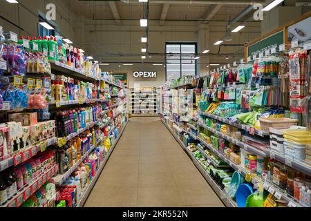 SAN PIETROBURGO, RUSSIA - CIRCA SETTEMBRE 2022: Ripresa interna di Perekrestok, la più grande catena di supermercati della Russia gestita da X5 Retail Group Foto Stock