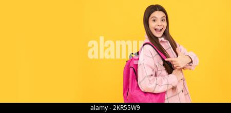 ritorno a scuola. ragazza giovane sorpresa in camicia a scacchi. zaino da trasporto casual happy kid. Banner di scuola ragazza studente. Allievo della scolaretta Foto Stock