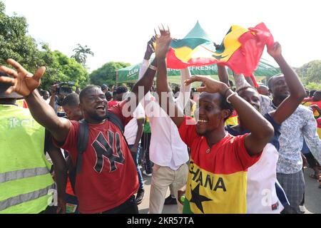 Accra, Ghana. 28th Nov 2022. Gli appassionati di calcio celebrano la vittoria della nazionale di calcio Ghanaiana sulla Corea del Sud nella Coppa del mondo FIFA Qatar ad Accra, Ghana, 28 novembre 2022. Credit: Notizie dal vivo di Seth/Xinhua/Alamy Foto Stock