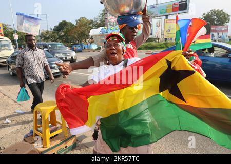 Accra, Ghana. 28th Nov 2022. Gli appassionati di calcio celebrano la vittoria della nazionale di calcio Ghanaiana sulla Corea del Sud nella Coppa del mondo FIFA Qatar ad Accra, Ghana, 28 novembre 2022. Credit: Notizie dal vivo di Seth/Xinhua/Alamy Foto Stock