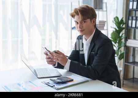 Asian Business People che lavorano a casa e analizzare il documento di rapporto finanziario. Concetto di contabilità e finanza Foto Stock