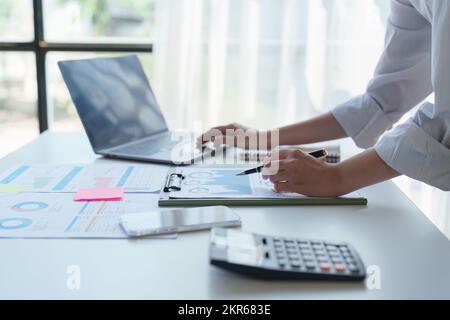 Asian Business People che lavorano a casa e analizzare il documento di rapporto finanziario. Concetto di contabilità e finanza Foto Stock