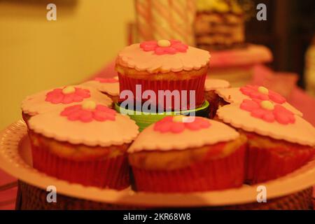 Decorazione di compleanno impostazione, torte Foto Stock