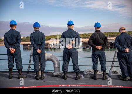 STAZIONE NAVALE ROTA, Spagna (8 novembre 2022) i marinai man le rotaie sul precipietto del cacciatorpediniere missilistico guidato di classe Arleigh Burke USS Roosevelt (DDG 80) mentre la nave parte dalla Stazione Navale Rota, Spagna, dopo una breve sosta a carburante, 8 novembre 2022. Roosevelt è in fase di implementazione pianificata negli Stati Uniti Naval Forces Europe area of Operations, impiegato dagli Stati Uniti Sesta flotta per difendere gli interessi degli Stati Uniti, alleati e partner. Foto Stock