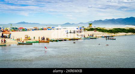 Guarda do Embau, 14 gennaio 2022: Rio da Madre che separa la spiaggia di Praia Guarda do Embau dalla terraferma Foto Stock
