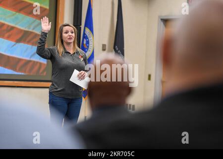 Il Col. Taona Enriquez, comandante dell'installazione, fornisce le osservazioni durante l'annuale saluto ai veterani alla base dell'aeronautica di Hanscom, messa, novembre 9. Durante l'evento, i funzionari di base hanno riconosciuto più di 90 veterani locali per il loro servizio. Foto Stock