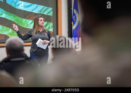 Il Colonnello Taona Enriquez, comandante dell'installazione, parla durante l'annuale saluto ai Veterani alla base dell'aeronautica di Hanscom, messa, novembre 9. Durante l'evento, i funzionari di base hanno riconosciuto più di 90 veterani locali per il loro servizio. Foto Stock