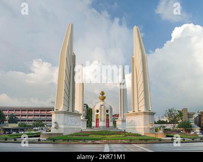 Bangkok, Thailandia. Novembre 25, 2022. Monumento alla democrazia a Bangkok, Thailandia. Si tratta di un monumento pubblico situato nel centro della città. Nuovo decor APEC 2022