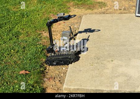 Un sistema robotico comune azionato a distanza – un individuo negozia un piccolo passo durante l'addestramento il 9 novembre 2022 a Fort Indiantown Gap, Pa. Il CRS-i è un robot da 32 libbre, con più telecamere e un braccio estensibile che può essere inserito in un sacco di buck medio o in un pacco d'assalto. (Foto della Guardia Nazionale della Pennsylvania di Brad Rhen) Foto Stock