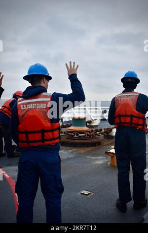 STATI UNITI Coast Guard Petty Officer 1st Class Kyle Voutour, un compagno di barche a bordo di USCGC Hamilton (WMSL 753), indica al ponte che ci sono quattro colpi di catena sul ponte durante un'evoluzione di ancoraggio al largo della costa estone 10 novembre 2022. Hamilton è in fase di implementazione pianificata negli Stati Uniti Naval Forces Europe area of Operations, impiegato dagli Stati Uniti Sesta flotta per difendere gli interessi degli Stati Uniti, alleati e partner. Foto Stock