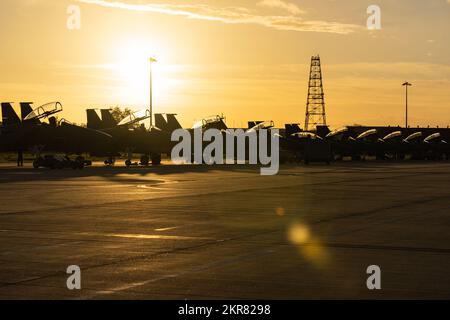 STATI UNITI Air Force F-15E Strike Eagles assegnato alla 48th Fighter Wing sono parcheggiate sulla linea di volo prima degli esercizi di volo notturno al Royal Air Force Lakenheath, Inghilterra, 9 novembre 2022. L’addestramento durante le ore di oscurità fornisce al personale della Liberty Wing l’esperienza necessaria per mantenere una forza pronta e garantire la difesa collettiva della NATO. Foto Stock