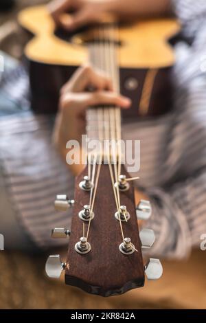 Closeup chitarra acustica corde artista maschile musica suonando musicista arte hobby performance dal vivo Foto Stock