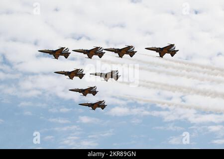 KAI T-50B Aquile d'oro delle aquile nere, la squadra di dimostrazione di volo della Repubblica di Corea Air Force, al loro arrivo a RAF Fairford in Gloucestershire per partecipare al Royal International Air Tattoo 2022. Foto Stock