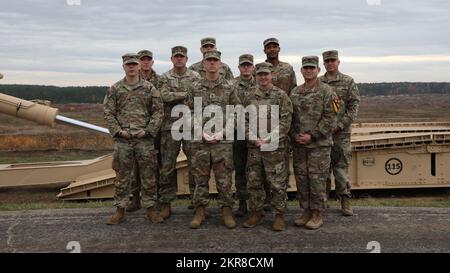 STATI UNITI I soldati dell'esercito assegnati a 3rd Battaglione dell'ingegnere della brigata, 3rd squadra di combattimento della brigata blindata, 1st divisione della cavalleria, insieme a 44th società dell'ingegnere, riserva dell'esercito del Kentucky e 9th Brigata dell'ingegnere, 3rd divisione della fanteria, hanno partecipato all'addestramento del maestro di violazione 9 novembre 2022. Eventi di formazione congiunti come questi contribuiscono a fornire forze credibili da combattere a sostegno degli alleati della NATO e dei partner di sicurezza regionali in tutta Europa. Foto Stock