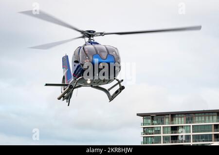 Elicottero che vola in basso vicino agli edifici della città, Wellington, North Island, Nuova Zelanda Foto Stock