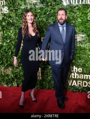 New York, Stati Uniti. 28th Nov 2022. Jackie Sandler e Adam Sandler arrivano sul tappeto rosso per i Gotham Awards 2022 a Cipriani Wall Street a New York, lunedì 28 novembre 2022. Foto di Gabriele Holtermann/UPI Credit: UPI/Alamy Live News Foto Stock